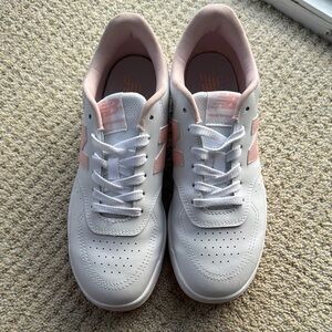 New Balance White and Pink Sneakers, size 8